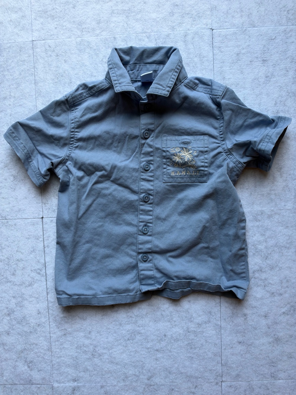 Old Navy Gray Short-Sleeve Button-Down Shirt with Embroidered Pocket
